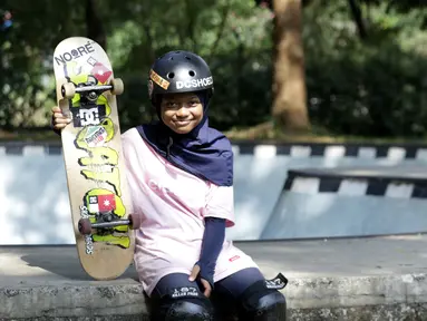 Atlet skateboard Indonesia, Bunga Nyimas Cinta, saat latihan di Skateboard Park, TMII, Jakarta, Sabtu (8/9/2018). Berhasil meraih perunggu, Bunga Nyimas menjadi atlet termuda peraih medali di Asian Games 2018. (Bola.com/M Iqbal Ichsan)