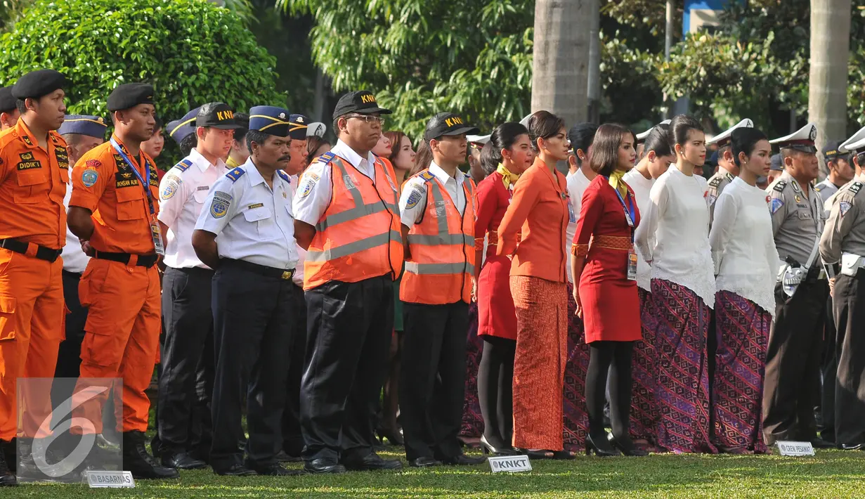 Peserta dari berbagai unsur mengikuti upacara pasukan gabungan untuk angkutan lebaran 2015 di Kemenhub, Jakarta, Kamis (2/7/2015). Kemenhub berkewajiban melancarkan arus mudik-balik lebaran 2015. (Liputan6.com/Herman Zakharia)