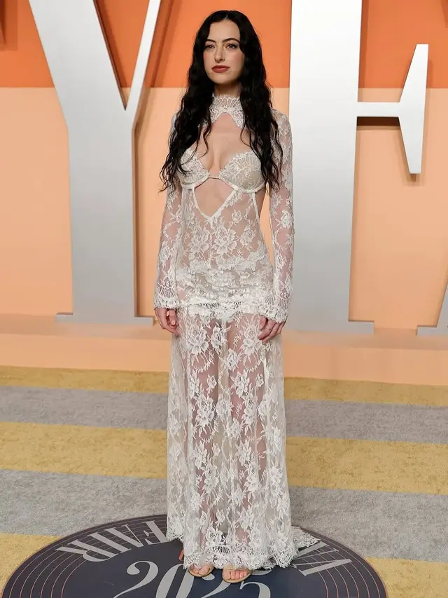 7 Adu Gaya Artis Pakai Lace Dress di Oscar 2025, Kendall Jenner hingga Lisa BLACKPINK Tampil Serba Hitam