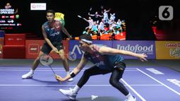 Kalah setelah bermain tiga gim (18-21, 21-19, dan 21-23) Fajar/Rian gagal melaju ke final Indonesia Open 2025. (Liputan6.com/Helmi Fithriansyah)