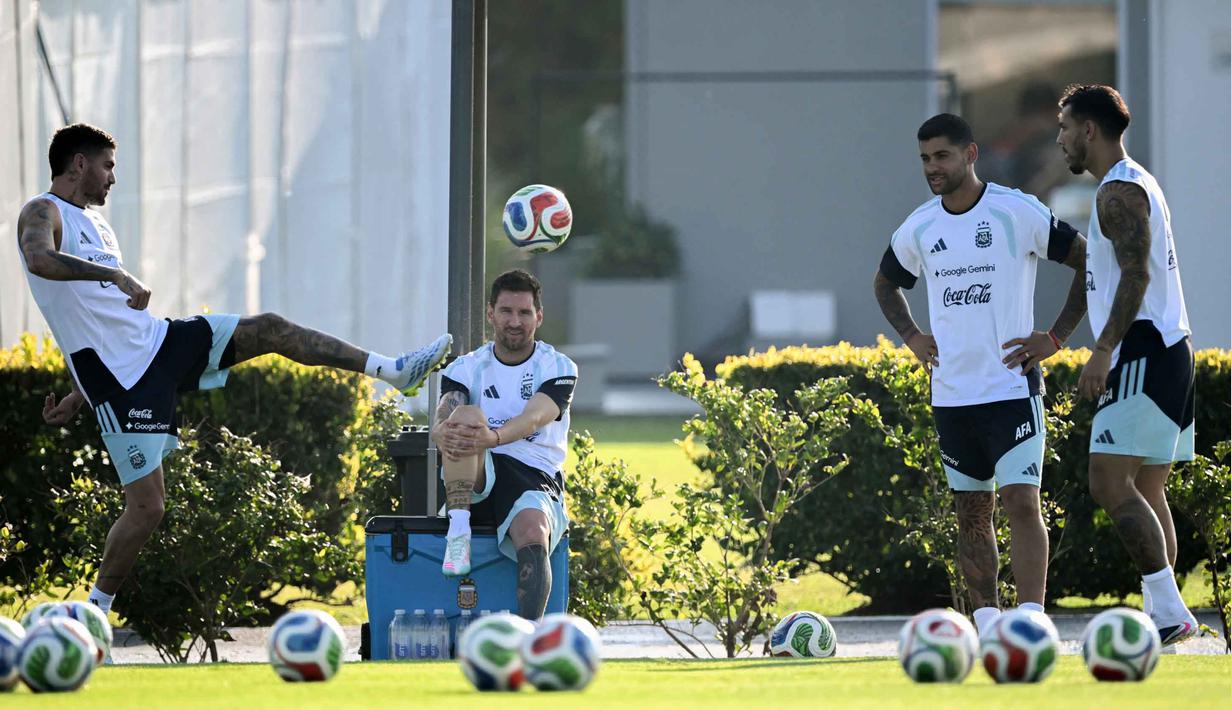 Sebelumnya, meski baru saja menang tipis 2-1 atas Mauritania, La Albiceleste merasa hasil tersebut belum sepenuhnya meyakinkan. Tampak dalam foto, gelandang Timnas Argentina, Rodrigo De Paul (kiri) menendang bola di samping penyerang rekan satu timnya Lionel Messi (kedua dari kiri), bek Cristian Romero (kedua dari kanan) dan gelandang Leandro Paredes saat sesi latihan di Ezeiza, provinsi Buenos Aires pada 30 Maret 2026. (Luis ROBAYO/AFP)