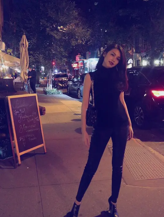 Memilih busana serba hitam membuat Velove kian terlihat semakin langsing. Gayanya yang simple ini berhasil membuat Velove tampak elegan dan memesona. (Instagram/vaelovexia)