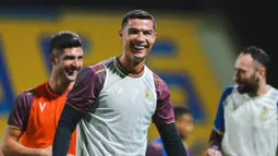 Cristiano Ronaldo saat melakukan sesi latihan di markas Al Nassr, King Fahd, Riyadh, Sabtu (6/5/2023). Mega bintang Portugal tersebut dan rekan satu timnya terlihat menikmati porsi latihan yang diberikan tim kepelatihan yang kini dipegang oleh Dinko Jelicic. (Twitter/Al Nassr FC)