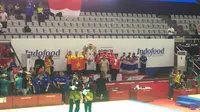 Prabowo kalungkan medali kepada atlet pencak silat (Liputan6.com/ M Radityo)