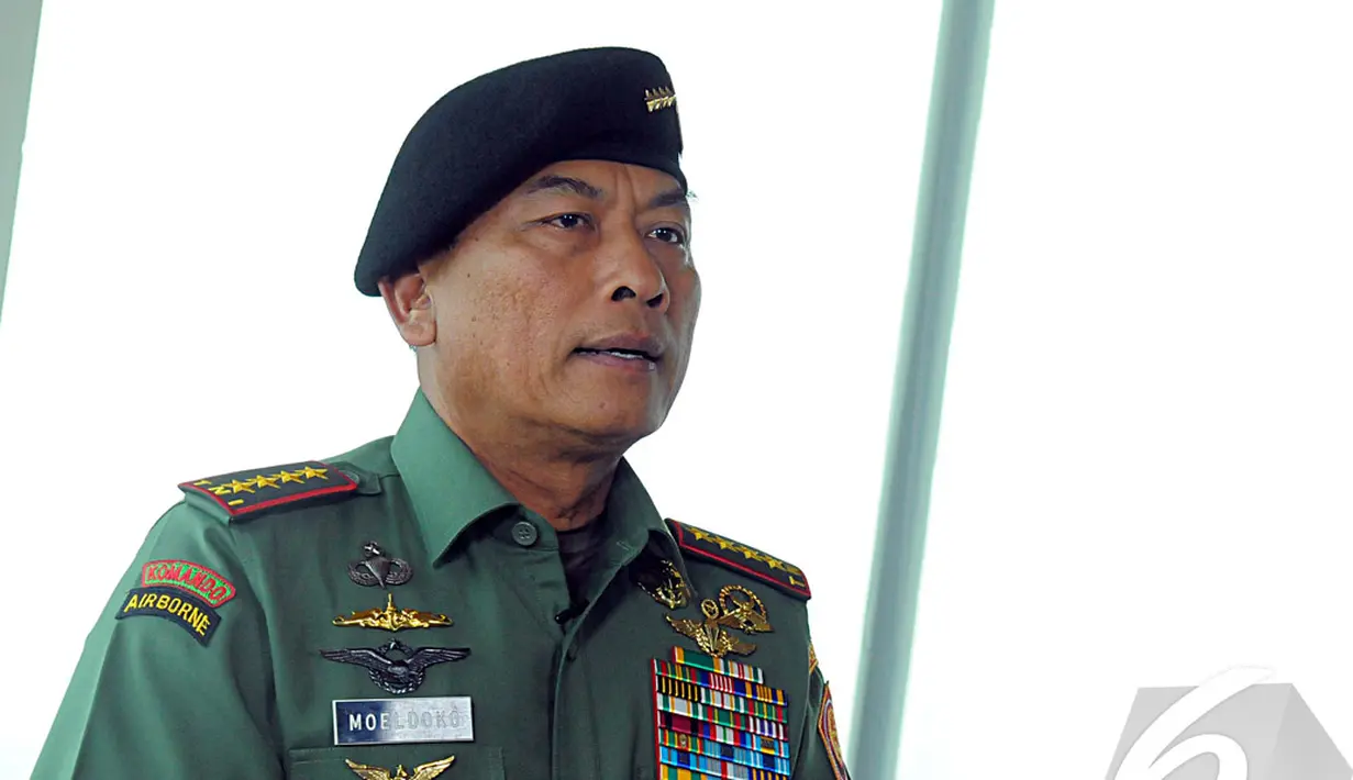 Panglima TNI Jenderal Moeldoko membantah rumor akan adanya penggagalan pelantikan Presiden dan wakil Presiden terpilih Jokowi-JK pada 20 Oktober mendatang, Jakarta, Selasa (14/10/2014) (Liputan6.com/Faisal R Syam)