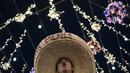 Suporter Meksiko memakai topi sombrero menyambut gelaran Piala Dunia di Jalan Nikolskava, Moskow, Rabu (13/6/2018). Piala Dunia 2018 akan berlangsung pada 14 Juni hingga 15 Juli mendatang. (AP/Felipe Dana)