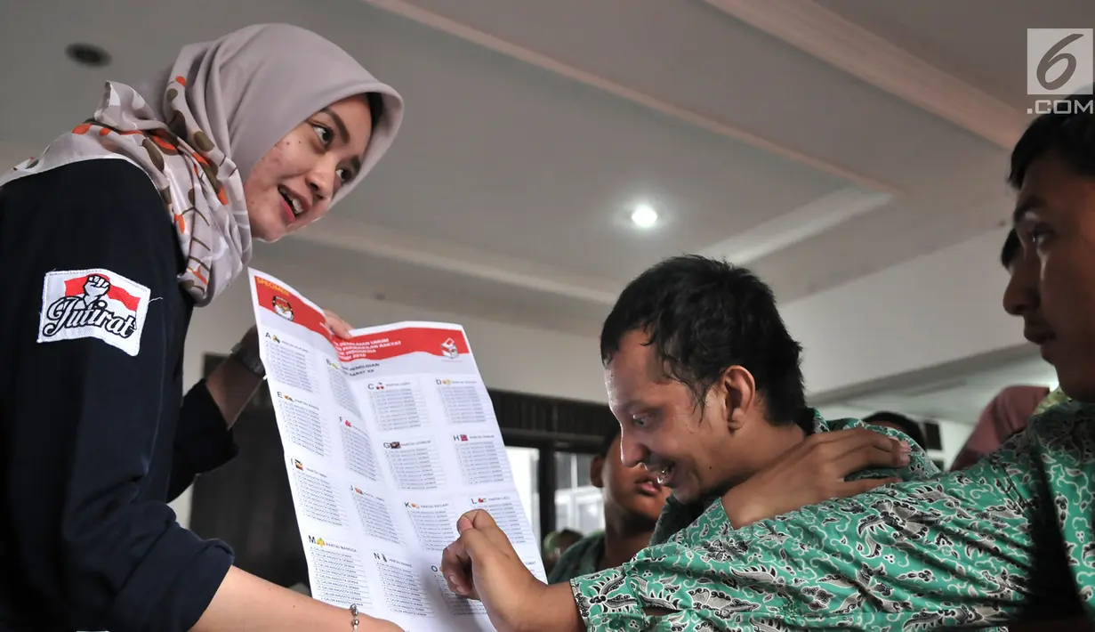 Anggota KPUD Bekasi menyosialisasikan Pemilu 2019 kepada pemilih pemula penyandang disabilitas di SLB Al Gaffar Guchany, Bekasi, Rabu (20/2). Hal ini untuk mengedukasi pemilih pemula penyandang disabilitas tentang Pemilu 2019. (Merdeka.com/Iqbal Nugroho)