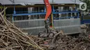 Pekerja kebersihan mengangkat sampah yang menumpuk di pintu air Manggarai, Jakarta, Selasa (22/9/2020). Tingginya curah hujan membuat kiriman sampah menumpuk di pintu air Manggarai. (Liputan6.com/Faizal Fanani)