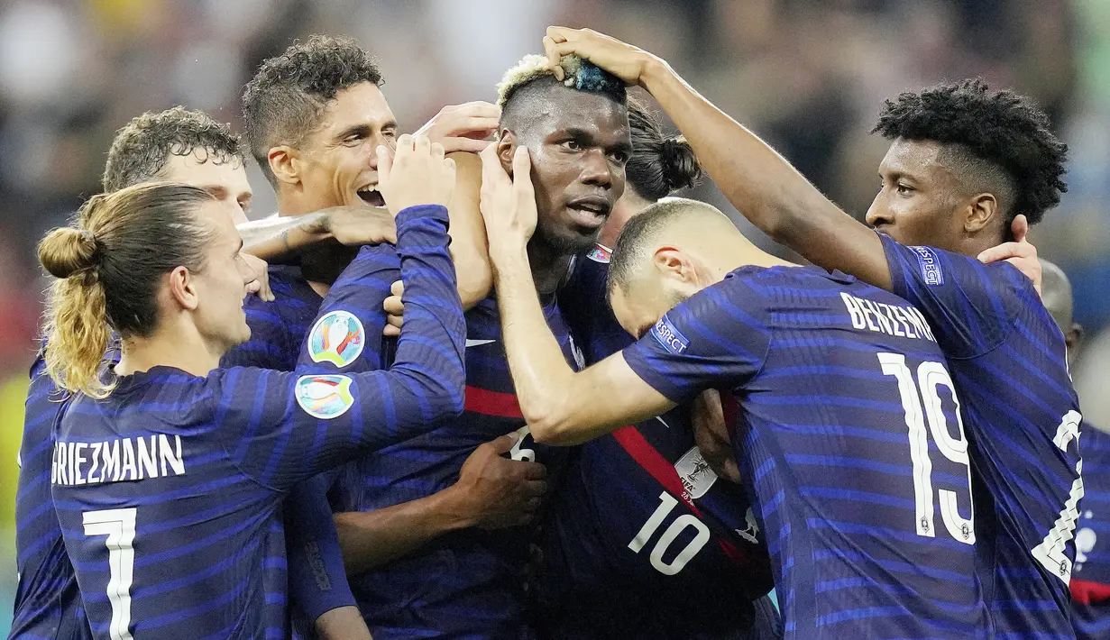 Paul Pogba - Terlepas dari kegagalan Prancis melaju ke perempat final, Pogba tetaplah pemain top dunia yang mampu memperlihatkan aksi memukau di lapangan. Ia memamerkan umpan berkelas dan mencetak salah satu gol terbaik di sepanjang Euro 2020. (AP/Vadim Ghirda, Pool)