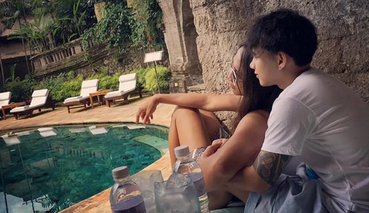 Rumah tangga Aming Sugandi dan Evelyn Nada Anjani mulai mencapai kesimpulan. Evelyn yang berusaha mempertahankan rumah tangga akhirnya mulai ikhlas melepas suami yang menikahinya sejak Juni 2016 silam. (Instagram/psychodiva2016)