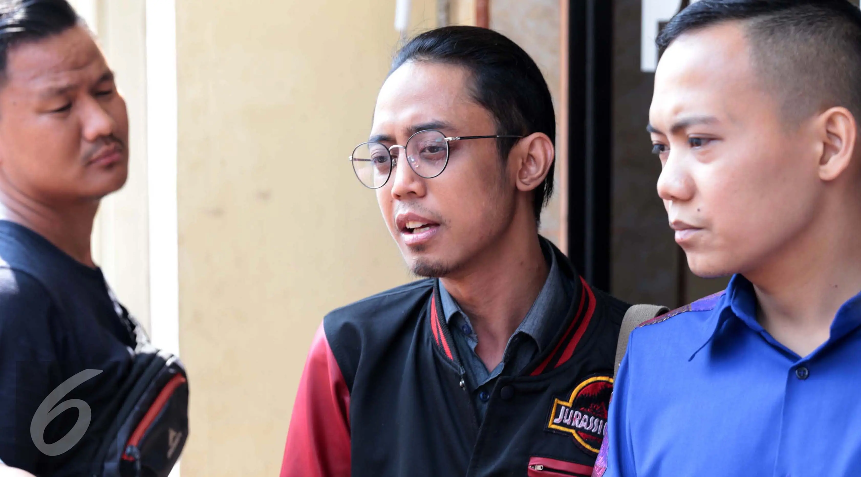 Ario Kiswinar bersama ibunya, Aryani Soenarto mendatangi Propam Polda Metro Jaya untuk mengecek kasusnya terhadap Mario Teguh, Kamis (27/7/2017). (Herman Zakharia/Liputan6.com)