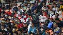 Seorang penonton menerikkan dukungan saat laga International Youth Championship 2021 antara Indonesia All Stars U-20 melawan Barcelona U-18 di Jakarta International Stadium, Jakarta, Rabu (13/04/2022). (Bola.com/Bagaskara Lazuardi)