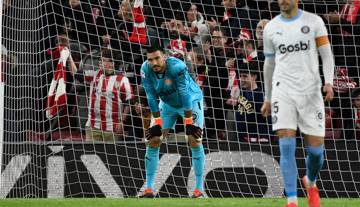 Ekspresi kecewa kiper Girona, Paulo Gazzaniga usai gawangnya dibobol pemain Atheltico Madrid pada laga lanjutan Liga Spanyol 2023/2024 melawan Athletic Bilbao di San Mames Stadium, Bilbao, Spanyol, Selasa (20/02/2024) dini hari WIB. (AFP/Ander Gillenea)