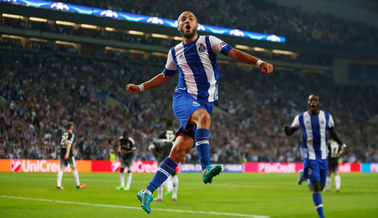 Gelandang Porto, Andre Andre melakukan selebrasi usai mencetak gol kegawang Chelsea pada laga Liga Champions di Stadion Dragao, Portugal Rabu (30/9/2015). Porto Menang atas Chelsea dengan skor 2-1. (Reuters/Matthew Childs)