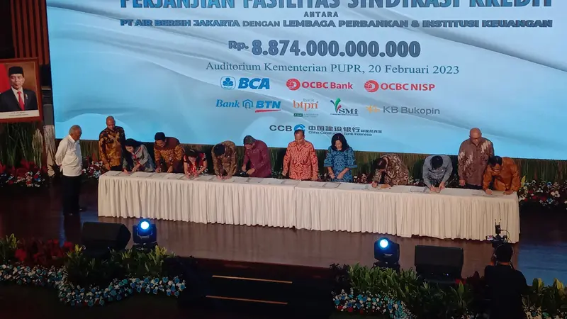 Proses penandatanganan perjanjian fasilitas sindikasi kredit antara PT Air Bersih Jakarta dengan lembaga perbankan dan institusi keuangan