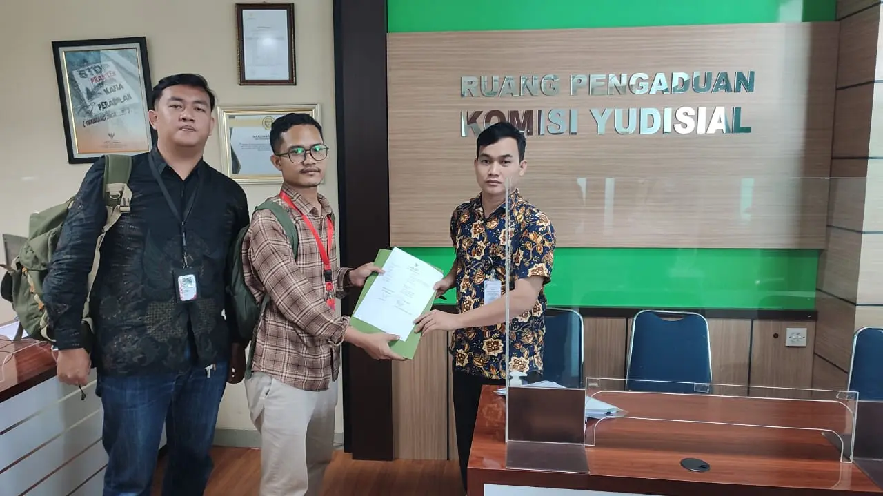 Tim Advokasi Solidaritas  Nasional untuk Rempang saat menyerahkan laporan ke Komisi Yudisial. (Liputan6.com/Ajang Nurdin)