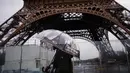 Menara Eiffel ditutup sejak pada Senin (19/2/2024) setelah para stafnya melancarkan aksi mogok kerja. (Dimitar DILKOFF/AFP)