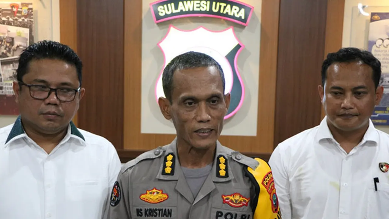 Kabid Humas Polda Sulut Kombes Pol Iis Kristian (tengah) saat memberikan keterangan di Markas Polda Sulut, Senin (4/12/2023).