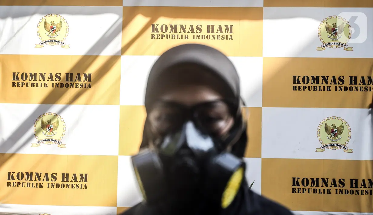 Seorang anak muda mengenakan masker saat menggelar aksi damai di luar Kantor Komnas HAM, Jakarta, Kamis (14/7/2022). Mereka meminta hak asasi akibat krisis iklim dengan mengadukan kepada Komnas HAM terkait pembiaran krisis Iklim karena sudah sangat berpengaruh pada kehidupan, ekonomi, dan kesehatan perorangan maupun kelompok akibat kenaikan suhu bumi serta cuaca ekstrem. (Liputan6.com/Faizal Fanani)
