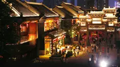 Orang-orang menikmati tur malam hari menyusuri kota kuno Jimo di Qingdao, Provinsi Shandong, China timur, pada 25 Juli 2020. (Xinhua/Liang Xiaopeng)