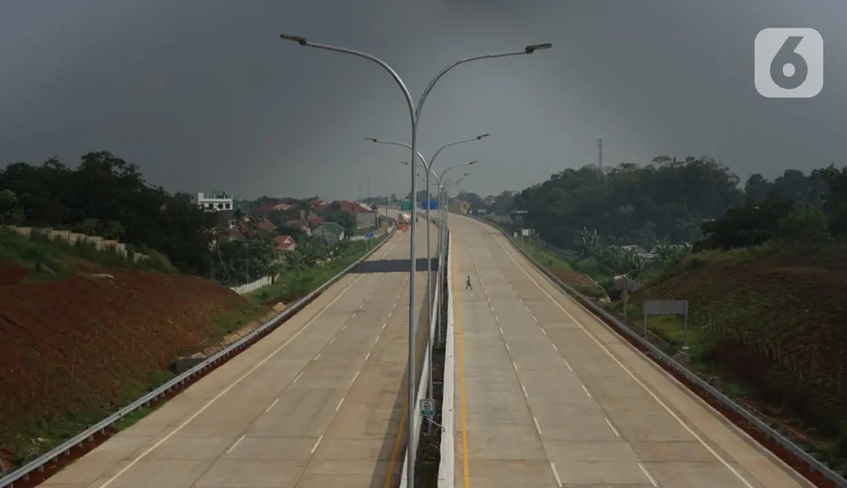 Suasana proyek jalan tol Depok-Antasari seksi II (Brigif-Sawangan), Depok, Jawa Barat, Rabu (24/6/2020). Jalan tol sepanjang 6,30 kilometer yang menjadi bagian dari jalan tol Depok-Antasari tersebut akan segera beroperasi pada Juni-Juli tahun ini. (Liputan6.com/Immanuel Antonius)