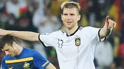 Kegembiraan bek Jerman Per Mertesacker seusai kemenangan 4-0 atas Australia di laga perdana penyisihan Grup D PD 2010 di Moses Mabhida Stadium, Durban, 13 Juni 2010. AFP PHOTO / CARL DE SOUZA 