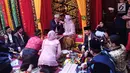 Putri Presiden Joko Widodo, Kahiyang Ayu dan Muhammad Bobby Afif Nasution saling menyuapi saat prosesi Mangalehan Marga, Boru Siregar, di rumah paman Bobby di Medan, Selasa (21/11). (Liputan6.com/Pool/Media Center)