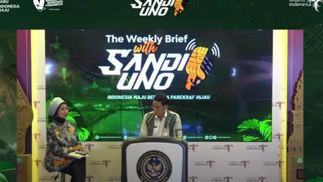 Adyatama Kepariwisataan dan Ekonomi Kreatif Ahli Utama Kemenparekraf Nia Niscaya dan Menparekraf Sandiaga Uno dalam Weekly Press Briefing, Senin, 29 Juli 2024.