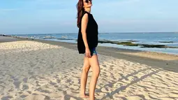 Kacamata hitam sukses membuat penampilan Cut Tari terlihat awet muda. Posenya di pantai ini tak menunjukkan kini ia berusia melangkah ke kepala lima. (Liputan6.com/IG/@cuttaryofficial).
