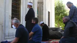 Umat Muslim melaksanakan salat di depan Masjid Mustafa Pasha di Skopje, Macedonia Utara, Selasa (12/5/2020). Komunitas Agama Islam (IRC) di Macedonia Utara membuka masjid-masjid, meskipun otoritas setempat meminta mempertimbangkan kembali keputusan itu terkait COVID-19. (AP/Boris Grdanoski)
