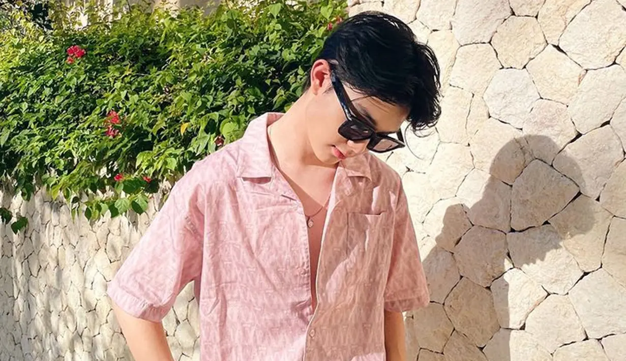 Salah satu aksesoris yang sering dipakainya yakni kacamata hitam. Kontras dengan kulitnya yang glowing, pesona selebgram yang pernah dapat tawaran bergabung SM Entertainment ini banyak dipuji. (Liputan6.com/IG/@phrrince)