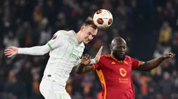 Dalam laga penentu ini, AS Roma dan Feyenoord harus bermain ekstra untuk bisa lolos ke babak 16 besar Liga Europa 2023/2024. (Alberto PIZZOLI/AFP)