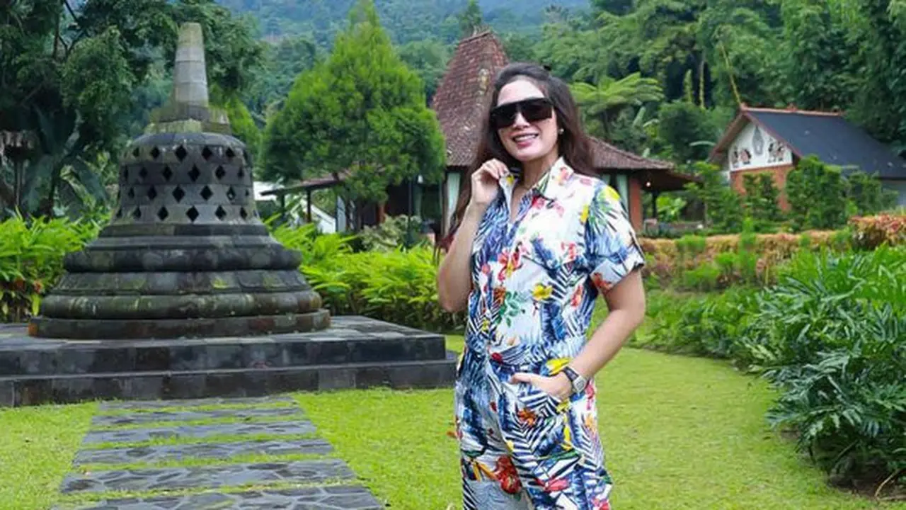 Makin Langsing, Ini 7 Gaya Ussy Sulistiawaty Arisan Bareng Sahabat
