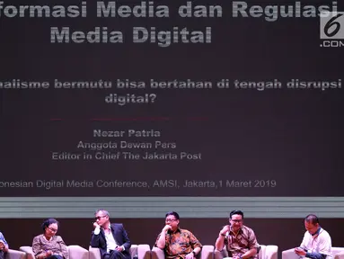 Pemimpin Redaksi The Jakarta Post, Nezar Patria menjadi pembicara dalam Konferensi Rakernas AMSI (Asosiasi Media Siber Indonesia) 2019 di Jakarta, Jumat (1/3). Konferensi itu membahas tema 'Regulasi  dan Transformasi Media'. (Liputan6com/Johan Tallo)