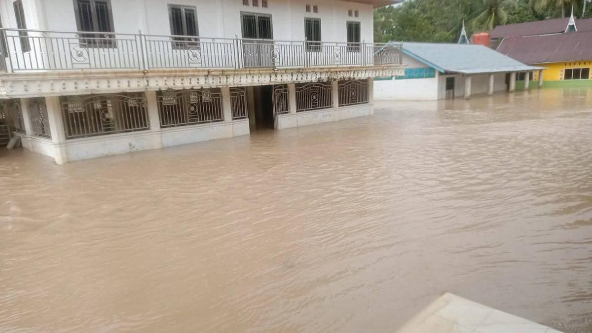 Padang Pariaman Porak-poranda Akibat Banjir, Rombongan Anggota DPRD malah Kunjungi Yogyakarta