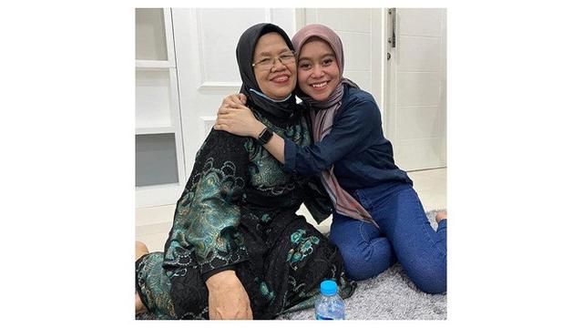 7 Potret Pertemuan Keluarga Lesty Kejora dan Rizky Billar, Penuh Kehangatan