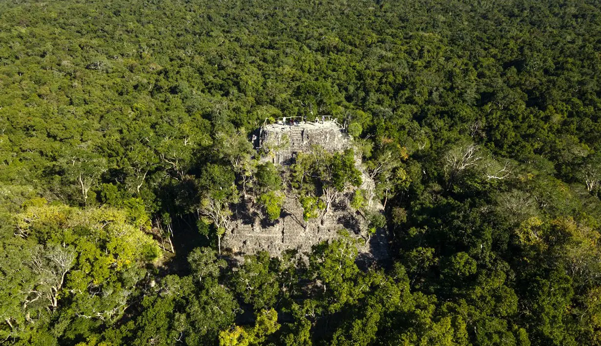 <p>Pemandangan udara areal Piramida La Danta di situs arkeologi El Mirador, San Adres, Guatemala, 17 Januari 2023. Salah satu piramida terbesar di dunia tersebut ditemukan di antara hutan yang luas Guatemala berkat bantuan teknologi. (Carlos ALONZO/AFP)</p>