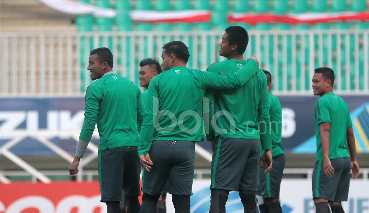 Keakraban pemain Timnas Indonesia pada sesi uji coba lapangan jelang leg pertama Final Piala AFF 2016  di Stadion Pakansari, Bogor (13/12/2016).  (Bola.com/Nicklas Hanoatubun)