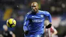Nicolas Anelka. Striker yang berkarier selama 20 tahun ini total telah memperkuat 6 klub Premier League. Klub yang terlama dibelanya adalah Chelesa selama 5 musim dan tampil dalam 184 laga dengan 59 gol. Bersama 6 klub ia tampil dalam 472 laga dengan torehan 162 gol. (Foto: AFP/Adrian Dennis)