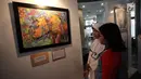 Dua anak kecil melihat-lihat karya dalam pameran seni badak Sumatera di Perpustakaan Nasional Indonesia, Jakarta Pusat, Jumat (19/1). (Liputan6.com/Arya Manggala)