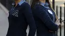 Dua kontestan calon Miss Irak tersenyum saat sesi pemotretan di Arkeologi kuno Babel, Kota Modern Hila, Baghdad, Irak, Kamis (17/12). Ajang Miss Irak ini akan berlangsung pada tanggal 19 Desember 2015. (AFP/AHMAD AL-RUBAYE)
