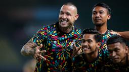 Pemain Bhayangkara FC, Radja Nainggolan (kiri) bersama rekan-rekannya saat melakukan pemanasan sebelum dimulainya laga lanjutan BRI Liga 1 2023/2024 antara Bhayangkara FC melawan Persita Tangerang di Stadion Patriot Candrabhaga, Bekasi, Minggu (17/12/2023). (Bola.com/Bagaskara Lazuardi)