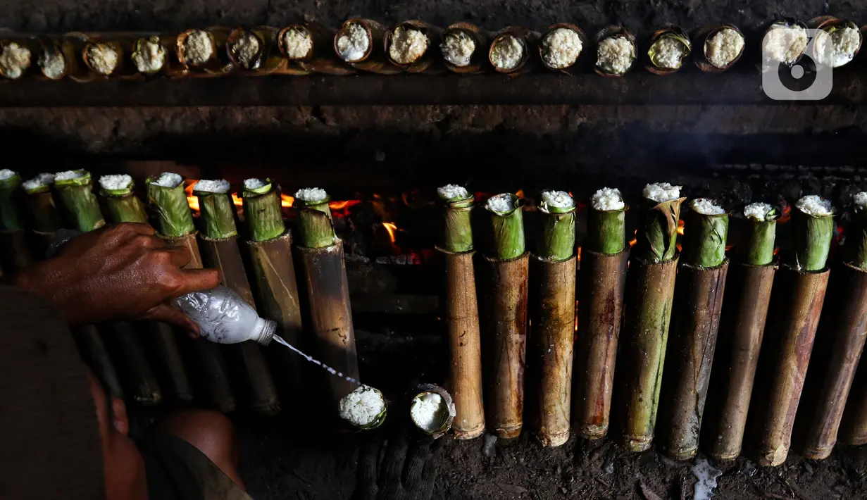Untuk diketahui, lemang merupakan salah satu makanan tradisional yang cukup diminati selama bulan Ramadan. (Liputan6.com/Herman Zakharia)