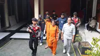 Polisi mengamankan pelaku pengeroyokan dan penganiaayan dslam kasus pria ditemukan tewas babak belur di emperan toko di Kota Sukabumi (Liputan6.com/Fira Syahrin).