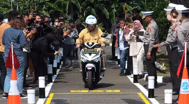 Warga melakukan simulasi uji praktek SIM C untuk sepeda motor di Satpas Polda Metro Jaya, Daan Mogot, Jakarta Jumat (4/8/2023). Korps Lalu Lintas (Korlantas) Polri resmi mengubah materi ujian praktek SIM C untuk sepeda motor  berupa angka 8 dan zig-zag. (merdeka.com/Imam Buhori)