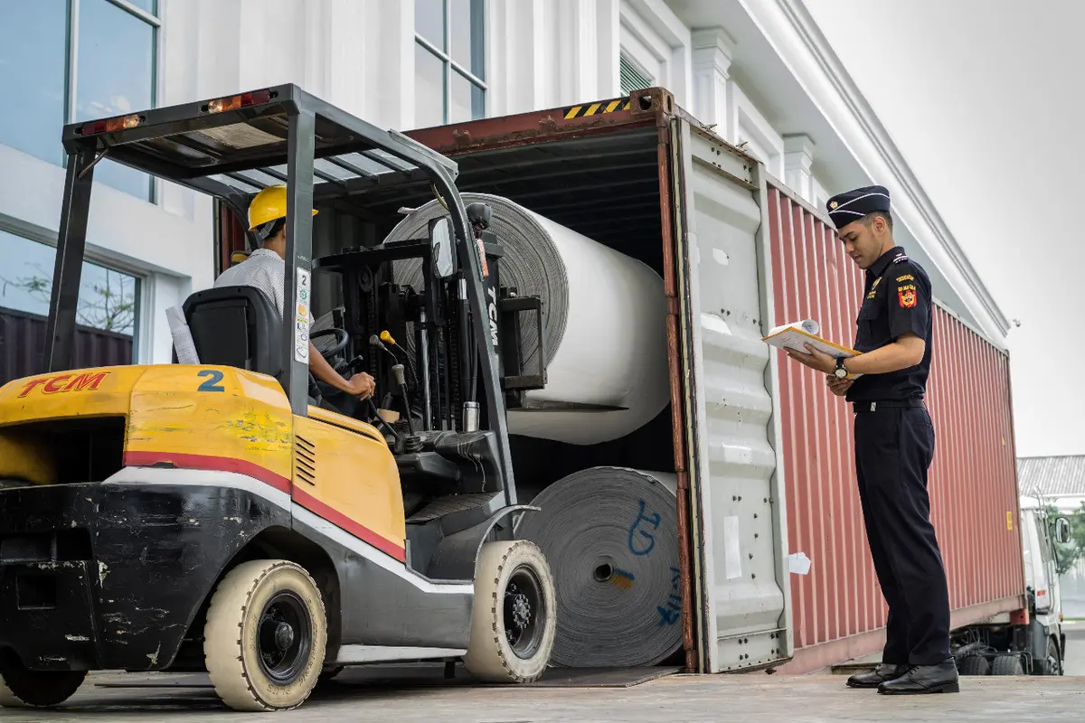 Bea Cukai akan memberlakukan secara penuh penggunaan sistem aplikasi Pemasukan dan Pengeluaran barang ke dan dari Pusat Logistik Berikat dalam rangka Ekspor dan/atau Transhipment (P3BET) pada 1 Januari 2019. Dok Bea dan Cukai.