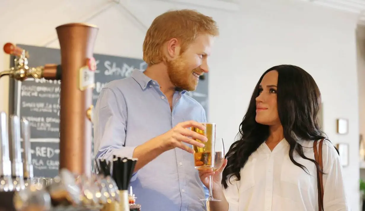 Lalu, ada juga patung yang memperlihatkan keduanya tengah minum alkohol di sebuah pub. (PA Images/INSTARimages.com/E!)