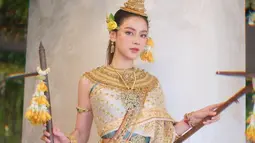 Perempuan kelahiran 30 September 1992 ini terlihat begitu anggun dengan busana adat Thailand. Banyak fans terpesona dengan kecantikan dari Baifern Pimchanok. Baifern semakin terlihat menawan mengenakan Chut Thai yang membuat pesonanya kian terpancarkan. (Liputan6.com/IG/@baifernbah)