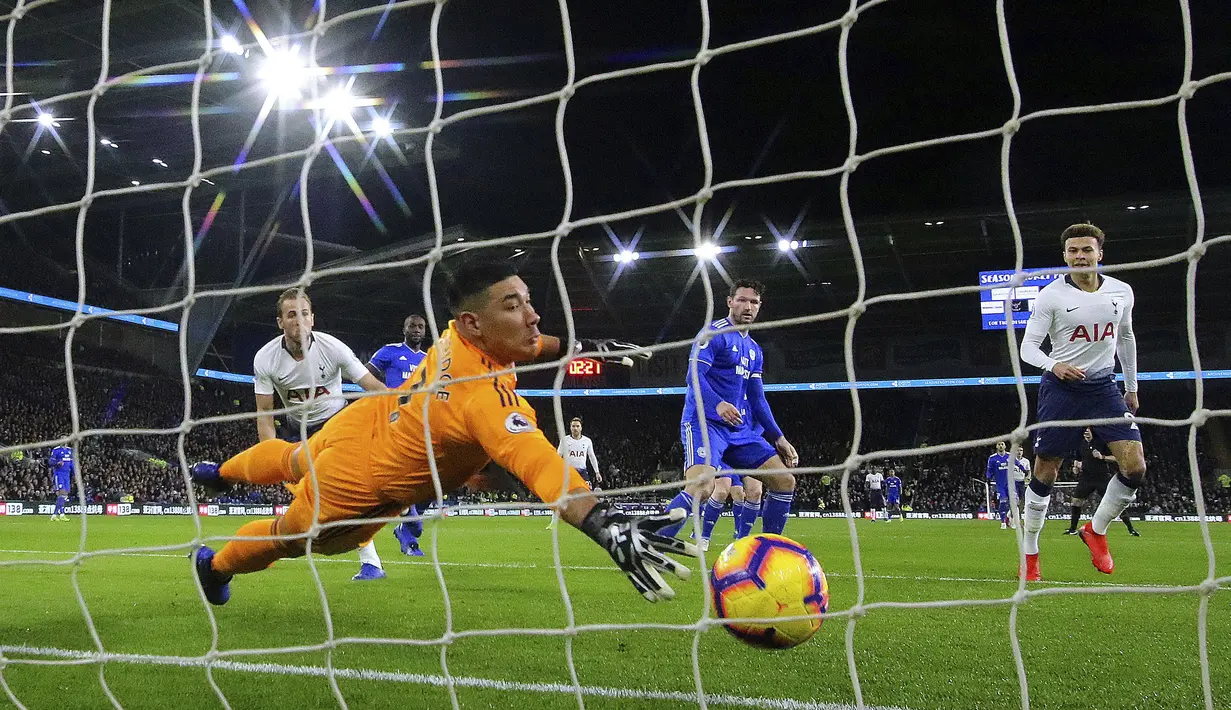 Striker Tottenham Hotspur, Harry Kane, mencetak gol ke gawang Cardiff City pada laga Premier League di Stadion Cardiff City, Selasa (1/1). Tottenham Hotspur menang 3-0 atas Cardiff City. (AP/Mark Kerton)