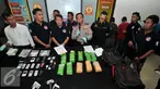 Ditnarkoba Bareskrim Polri saat menggelar rilis pengungkapan sindikat narkotika internasional Malaysia-Indonesia, Jakarta, Senin (18/1). Ditnarkoba berhasil mengamankan barang bukti shabu sebanyak 10kg dan 100 butir ecstasy. (Liputan6.com/Yoppy Renato)
